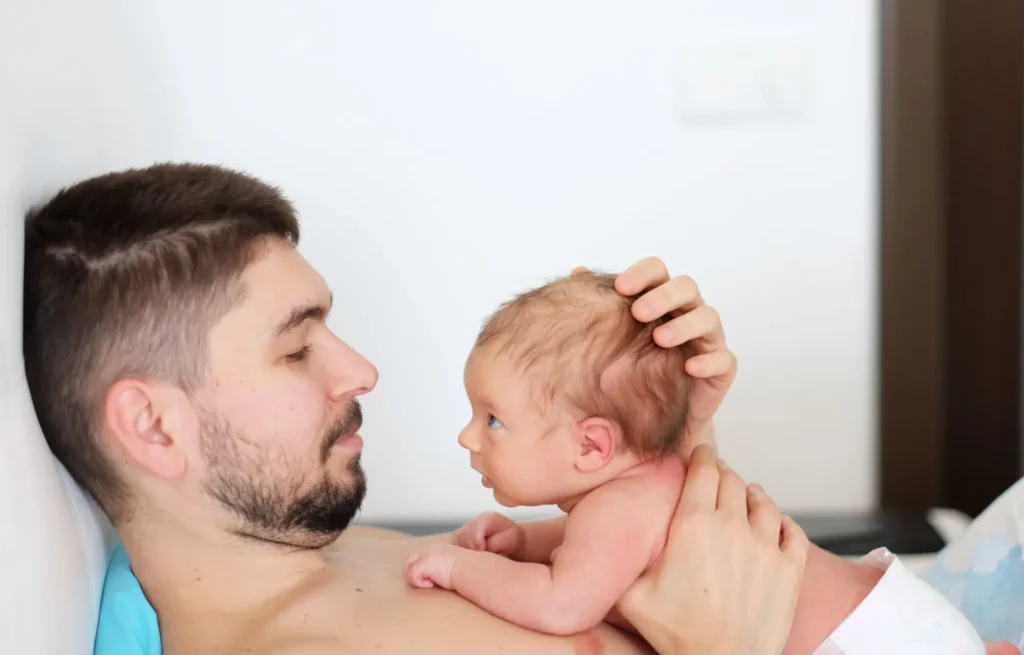 muž s miminem