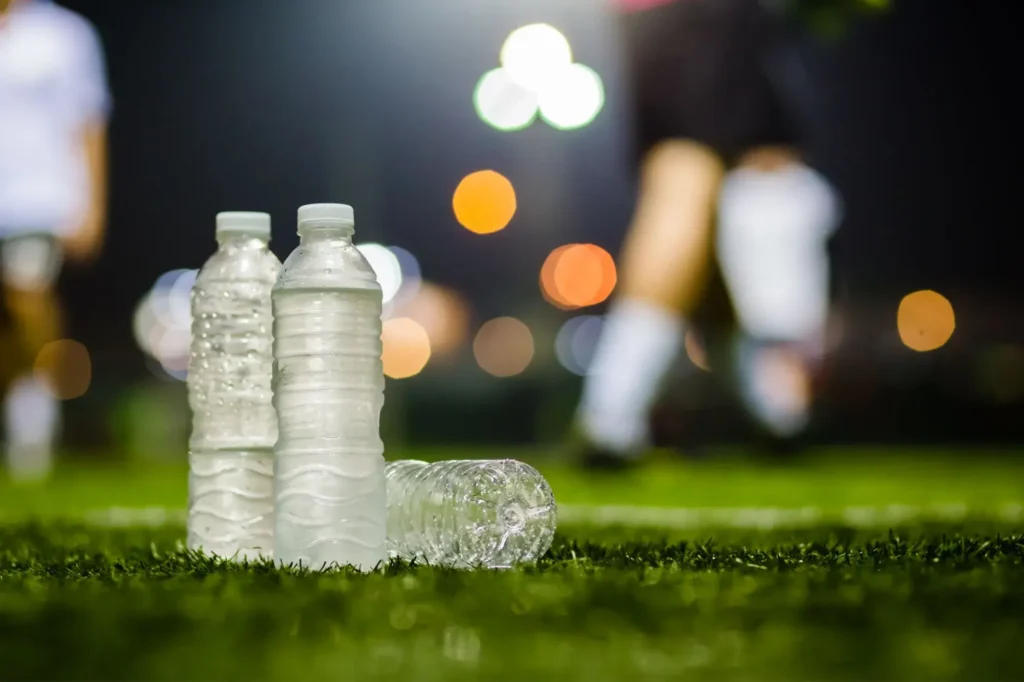 Shutterstock_487356526 - SportDeník lahve s vodou na fotbalovém hřišti