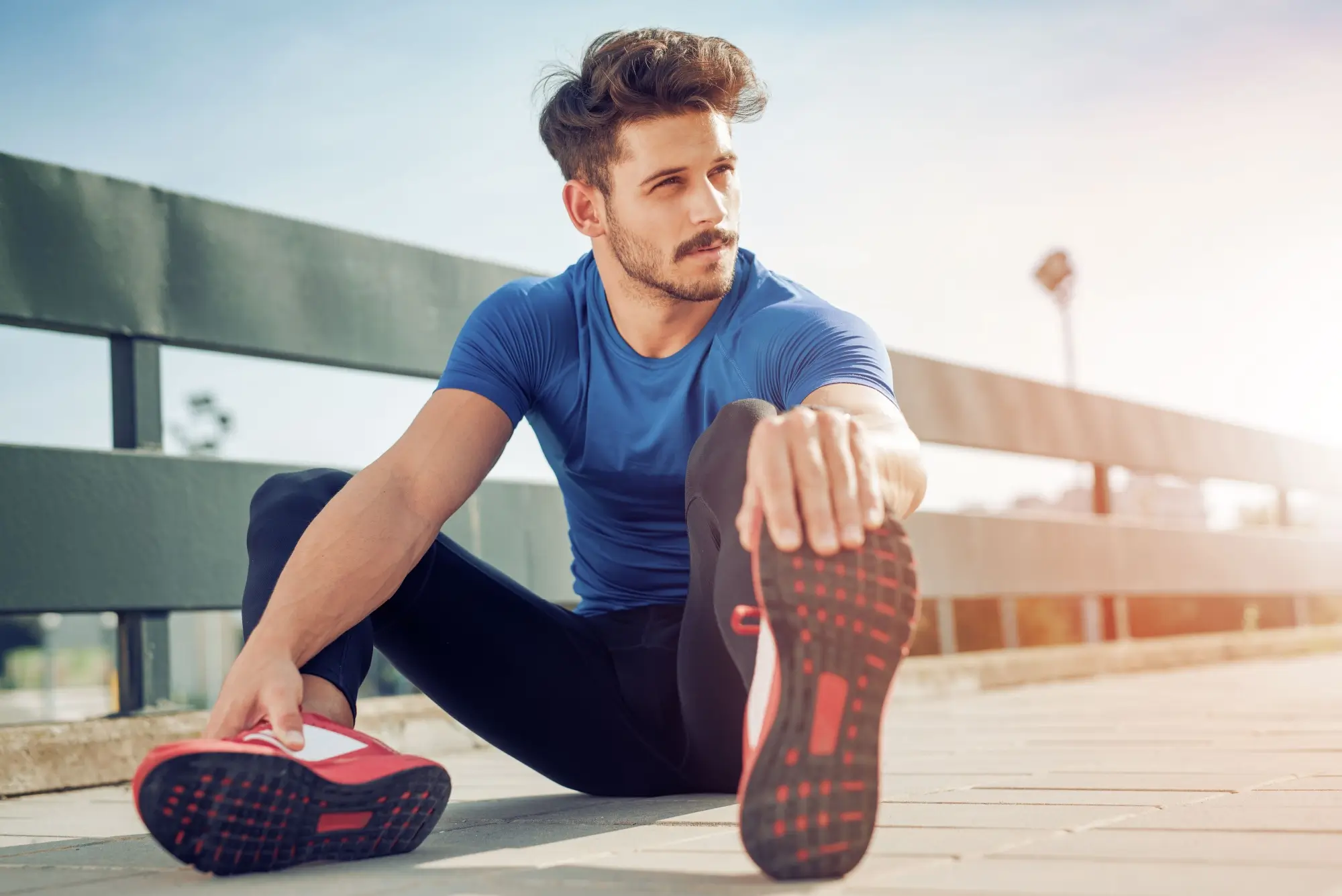 Shutterstock_613243775 - SportDeník Muž se protahuje po tréninku