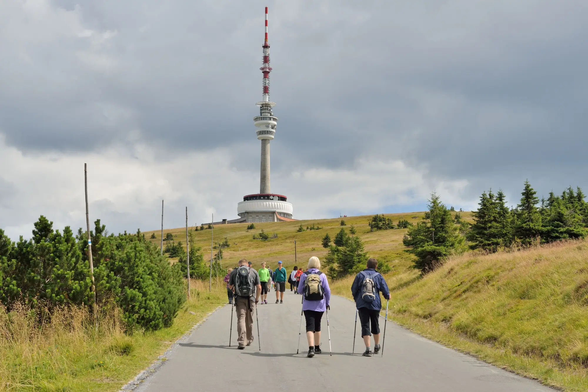 Turisté jdoucí na Praděd