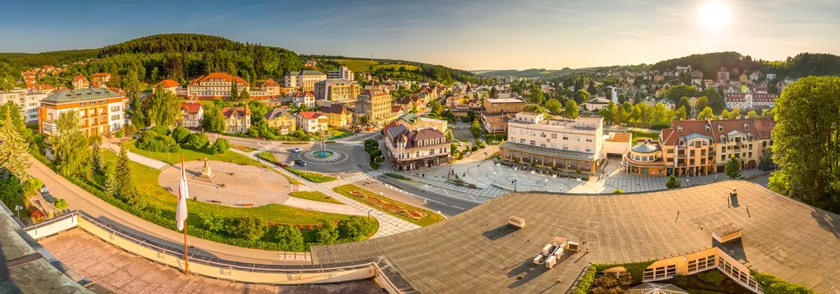 dovo 2 - SportDeník Lázně Luhačovice z výšky, pohled na celé centrum města s Jurkovičovým domem i lázeňskou kolonádou