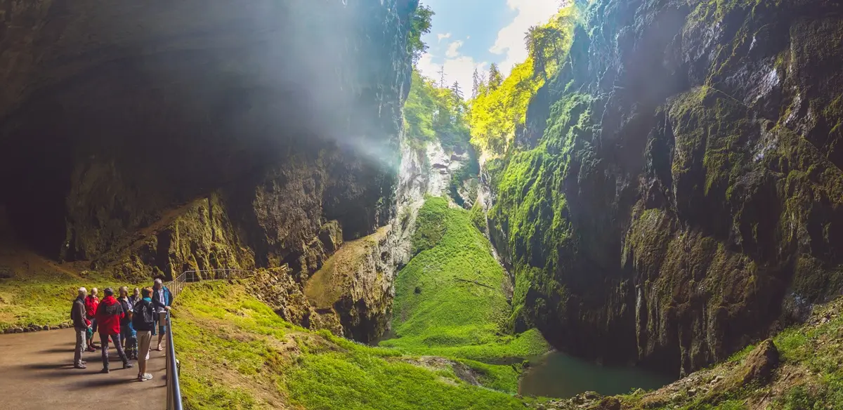 dovo 3 - SportDeník Pohled do propasti Macocha z pohledu turistů při výstupu z Punkevních jeskyní