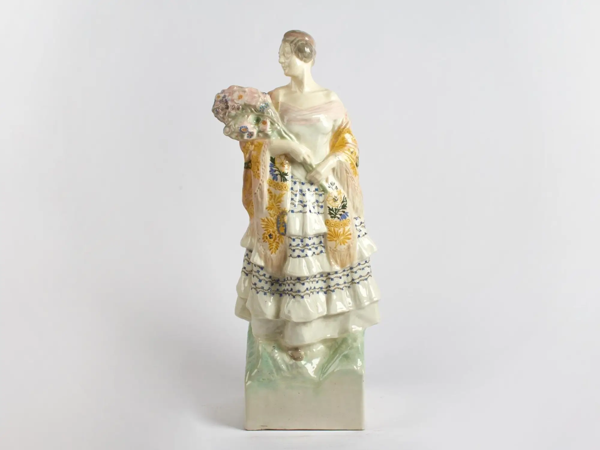 Porcelánová soška ženy s kyticí