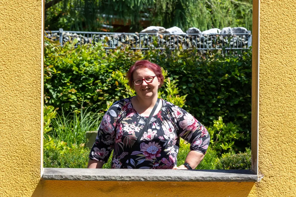 Starší žena se předvádí v šatech s květinovým vzorem 