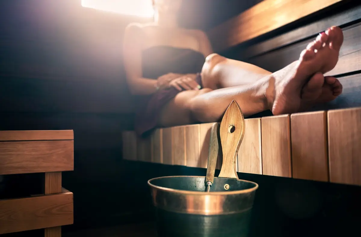 Mladá žena relaxující v sauně