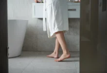 žena v koupelně