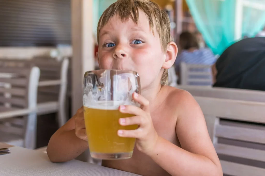 Rodičům někdy přijde vtipné, když svému dítěti dávají napít piva. - SportDeník dítě pije pivo