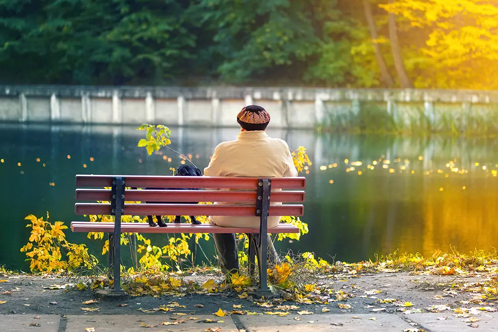 opuštěná seniorka na lavičce