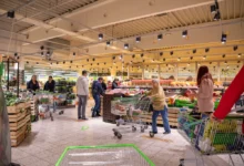 lidé v supermarketu