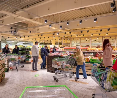 lidé v supermarketu