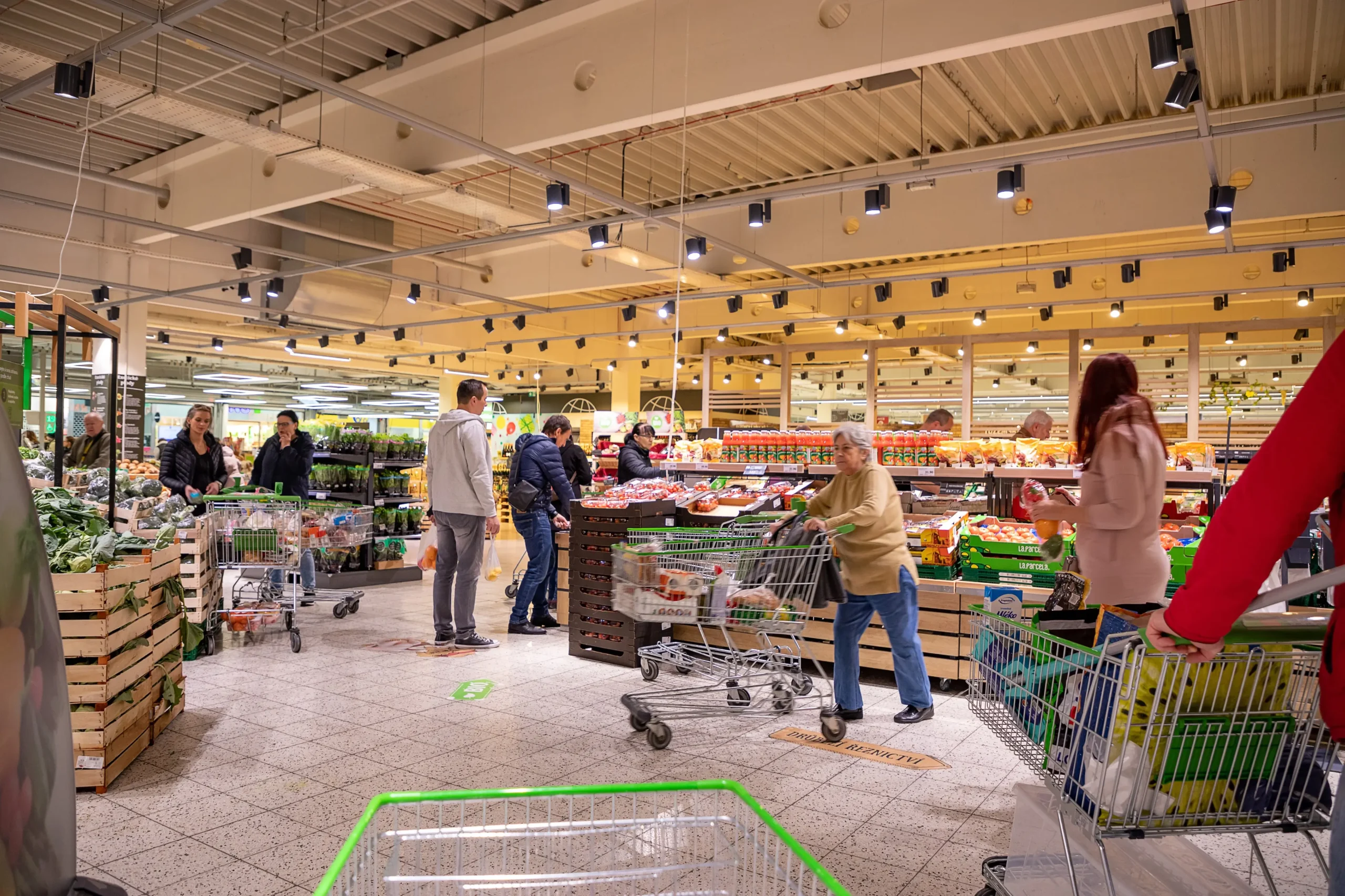 lidé v supermarketu