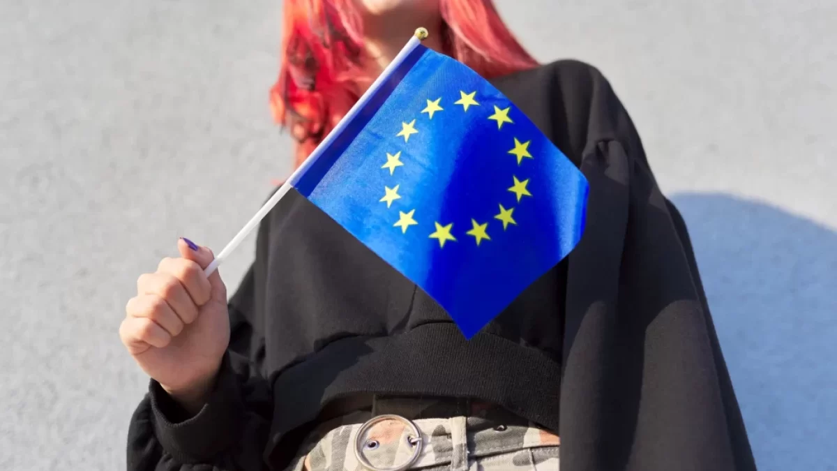žena s vlajkou