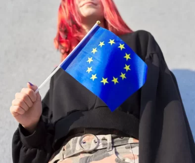 žena s vlajkou
