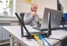 router na praconím stole