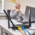router na praconím stole