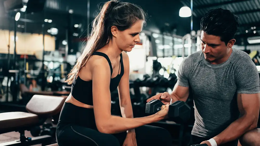 shutterstock_1951242169 - SportDeník Trenér ve fitness centru.