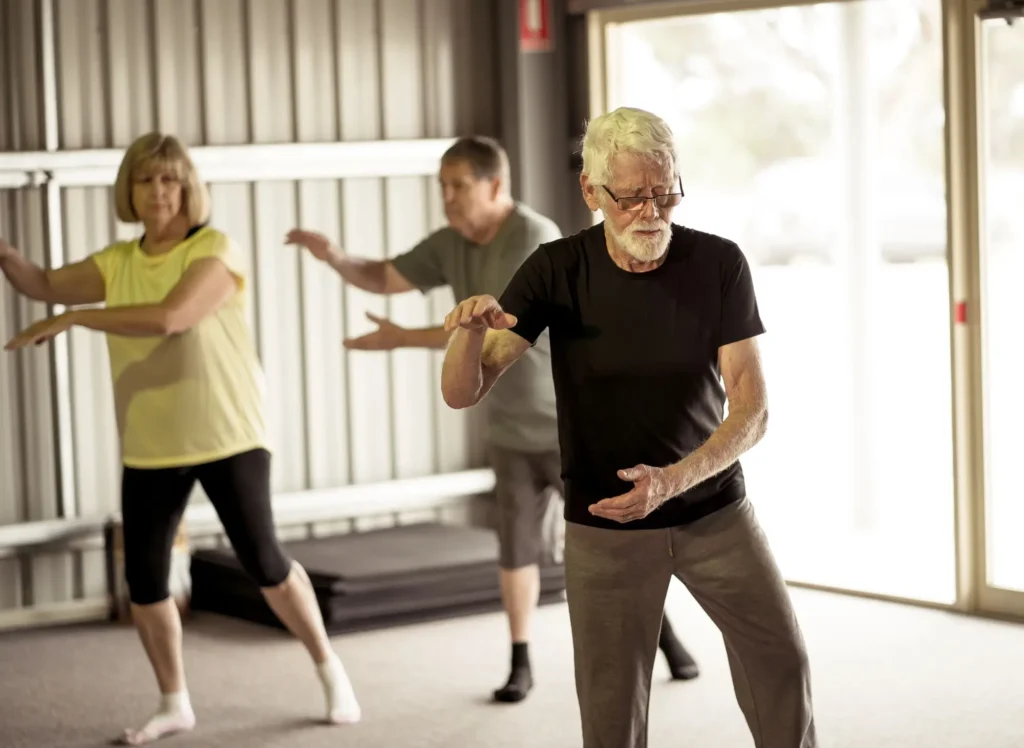 senioři cvičí tai-chi