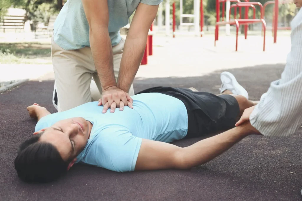 člověk resuscituje bezvládného muže