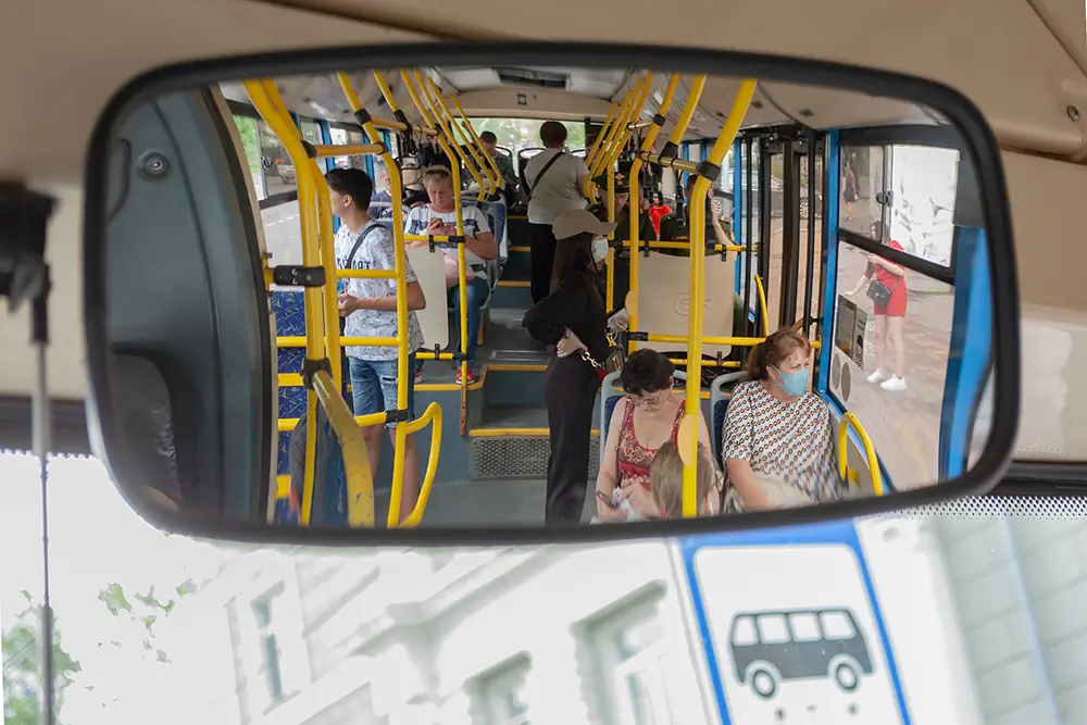 Řidič musí dávat pozor i na to, co se děje ve voze. - SportDeník zpětné zrcátko v autobusu