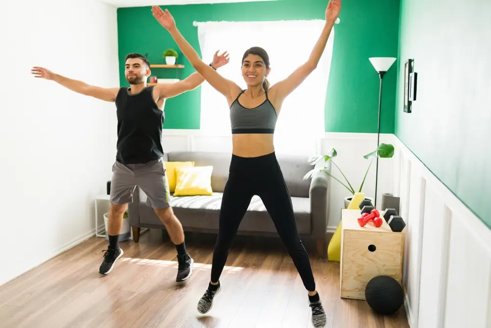 Jumping jacks. - SportDeník Jumping jacks.