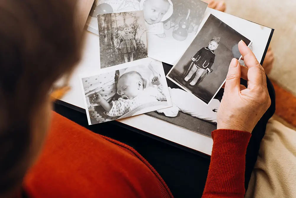 osamělá důchodkyně si prohlíží fotografie