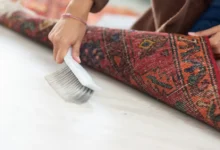 žena zametá pod kobercem