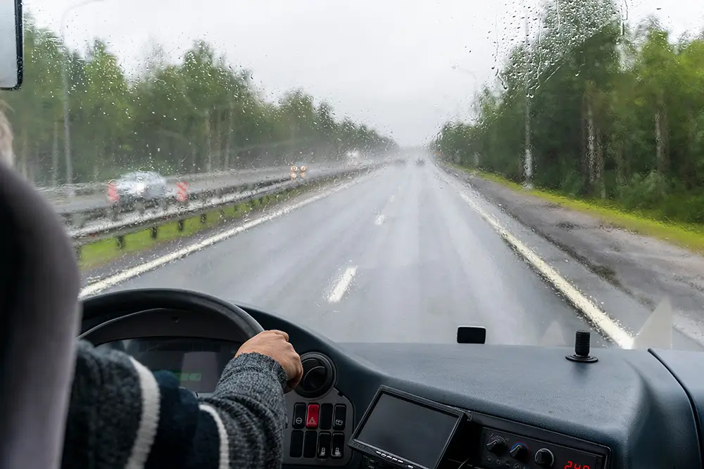 Některé cesty mohou být náročné kvůli počasí. - SportDeník řidič autobusu za špatného počasí