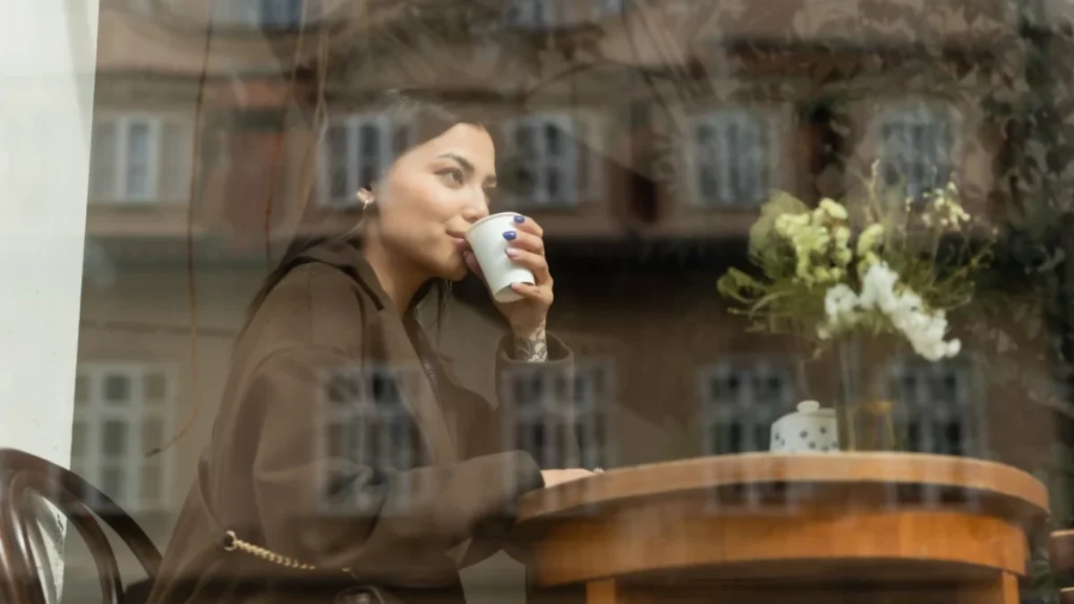 žena v kavárně