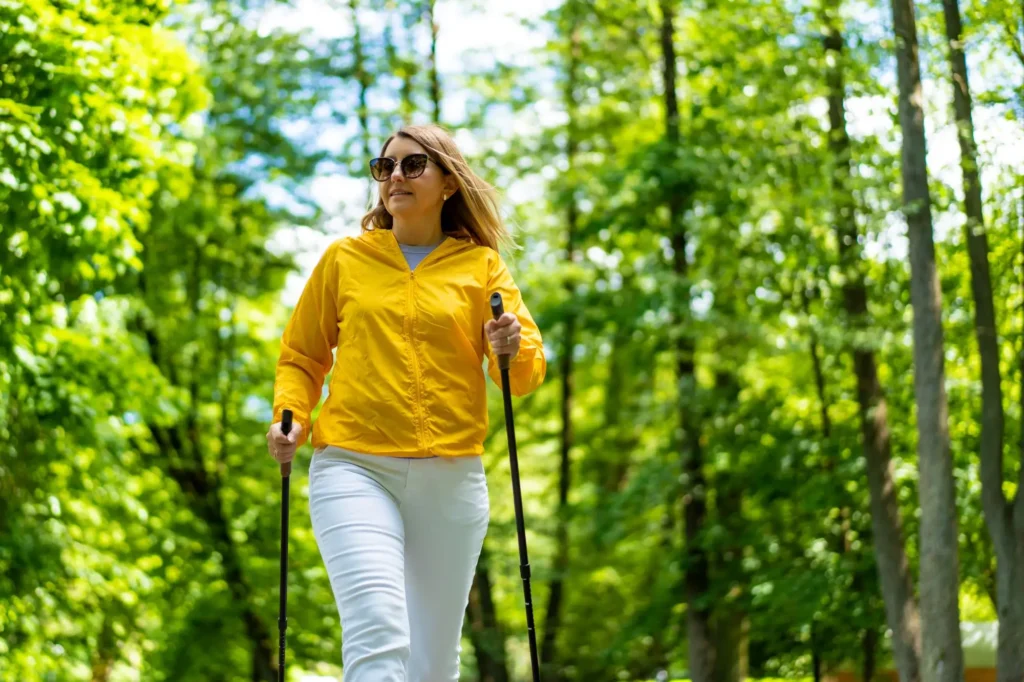 Nordic Walking je obohacující pro vaše tělo i psychiku. - SportDeník žena v přírodě při Nordic Walkingu