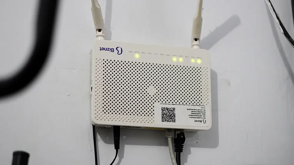 router na stěně