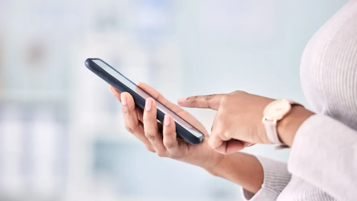 žena drží telefon