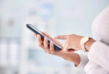 žena drží telefon