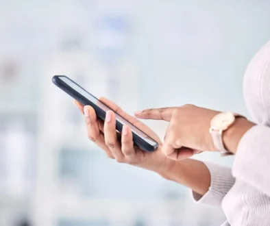 žena drží telefon