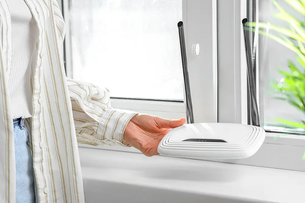 žena pokládá router na parapet