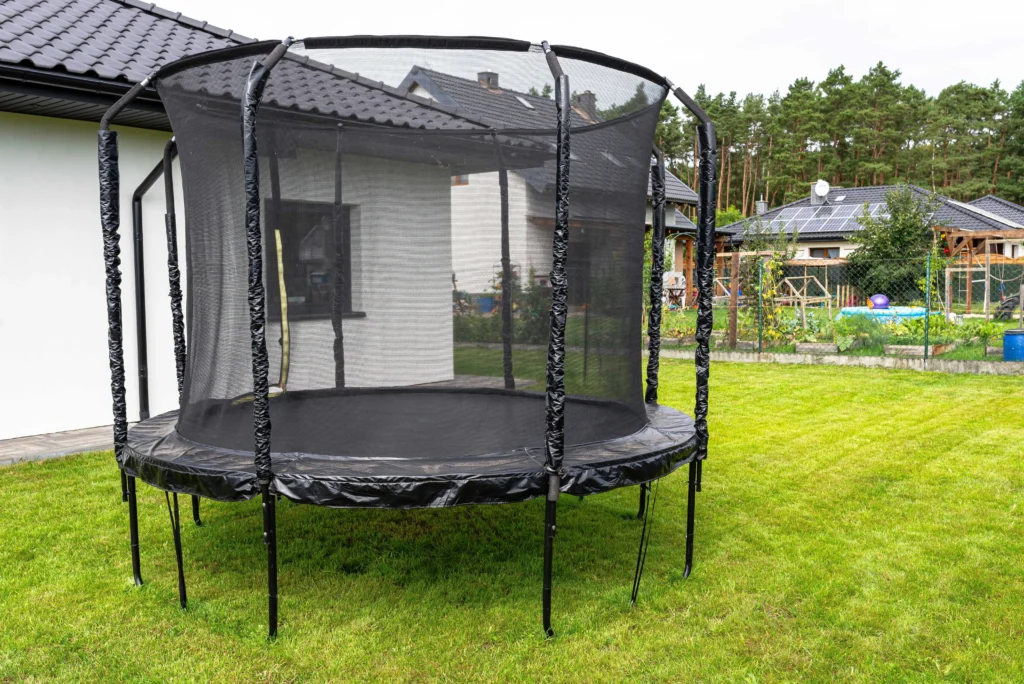 trampolína na zahradě