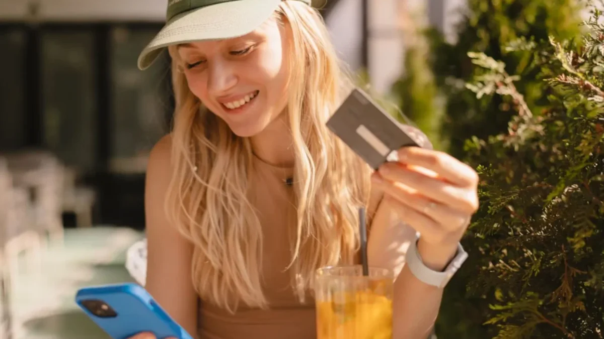 rozesmátá žena s platební kartou v ruce