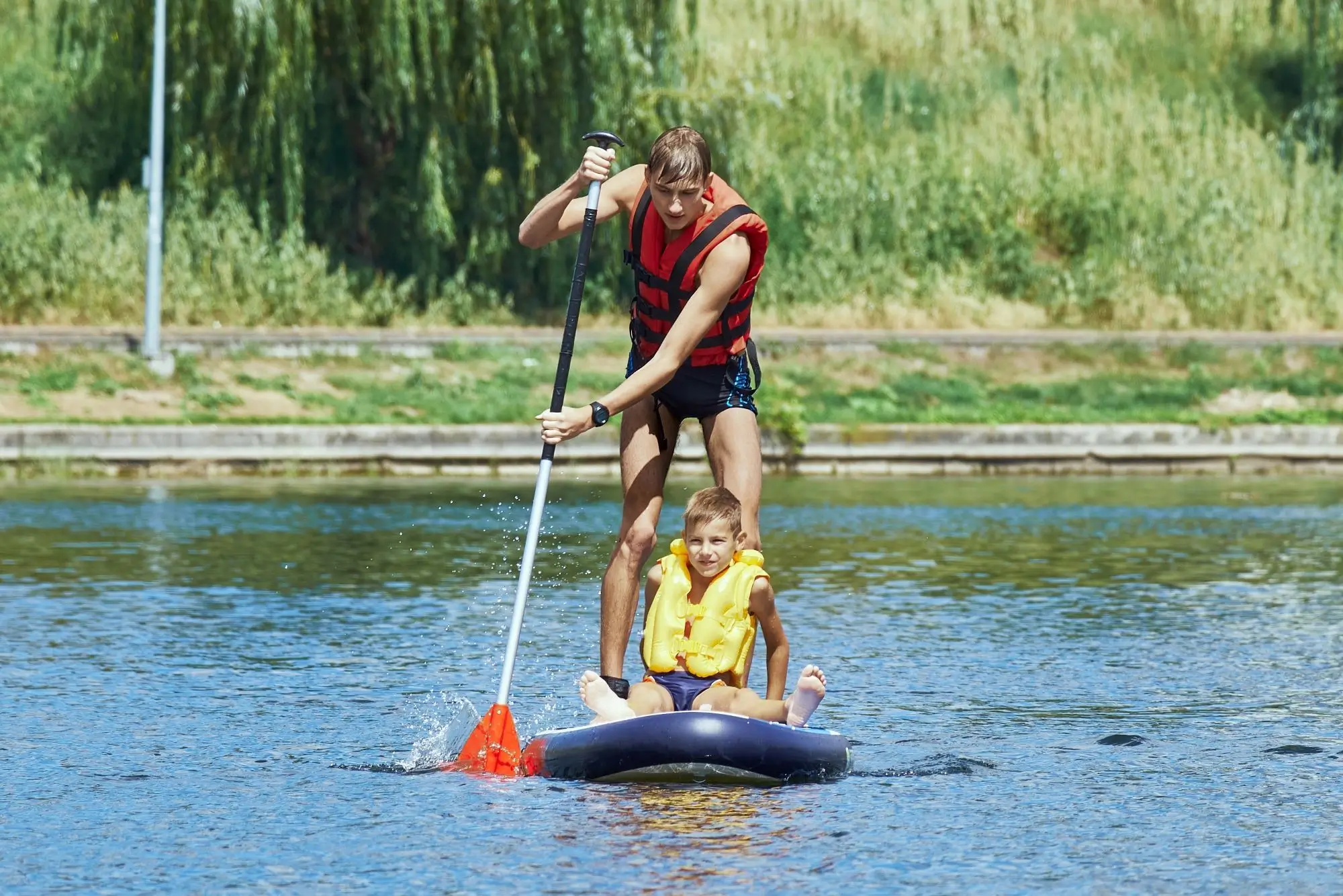Děti na paddleboardu