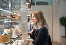 žena u výlohy se sladkým