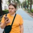 zamračená žena se dívá na displej telefonu