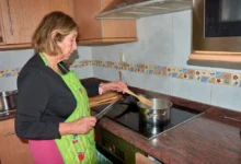 starší žena v kuchyni