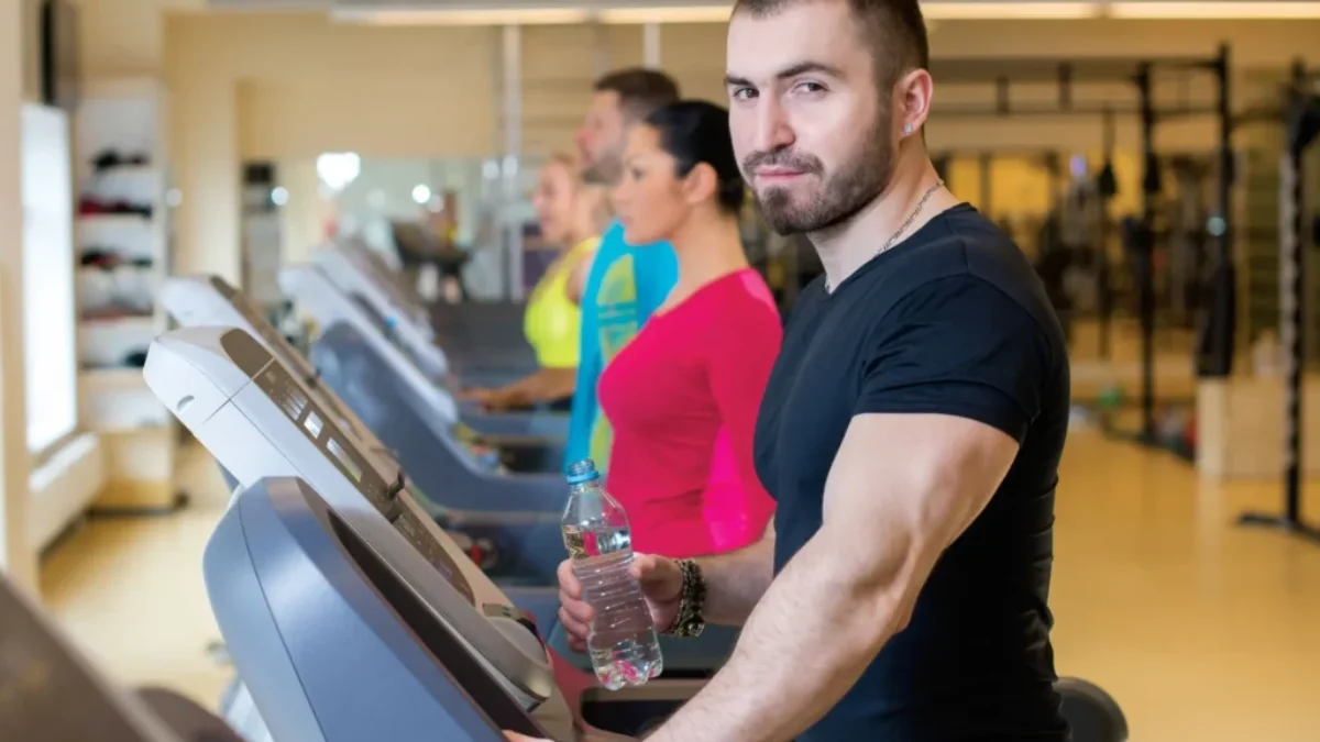 sportovci ve fitcentru