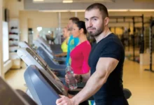 sportovci ve fitcentru