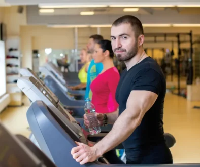 sportovci ve fitcentru