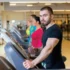 sportovci ve fitcentru