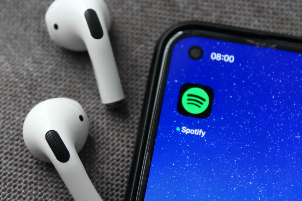 sluchátka a telefon s aplikací Spotify