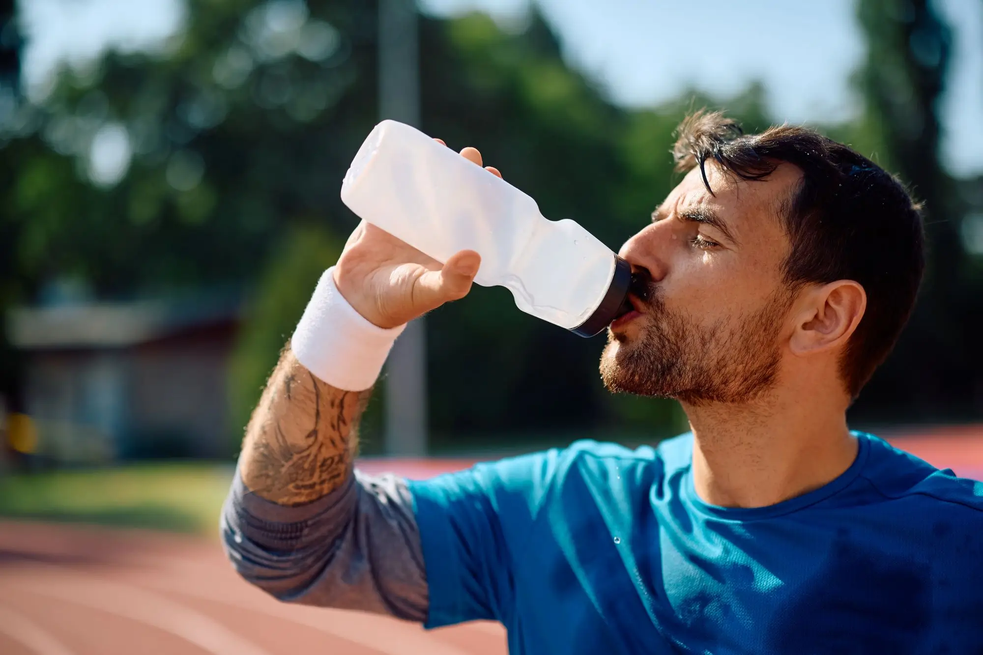 muž pije při sportu