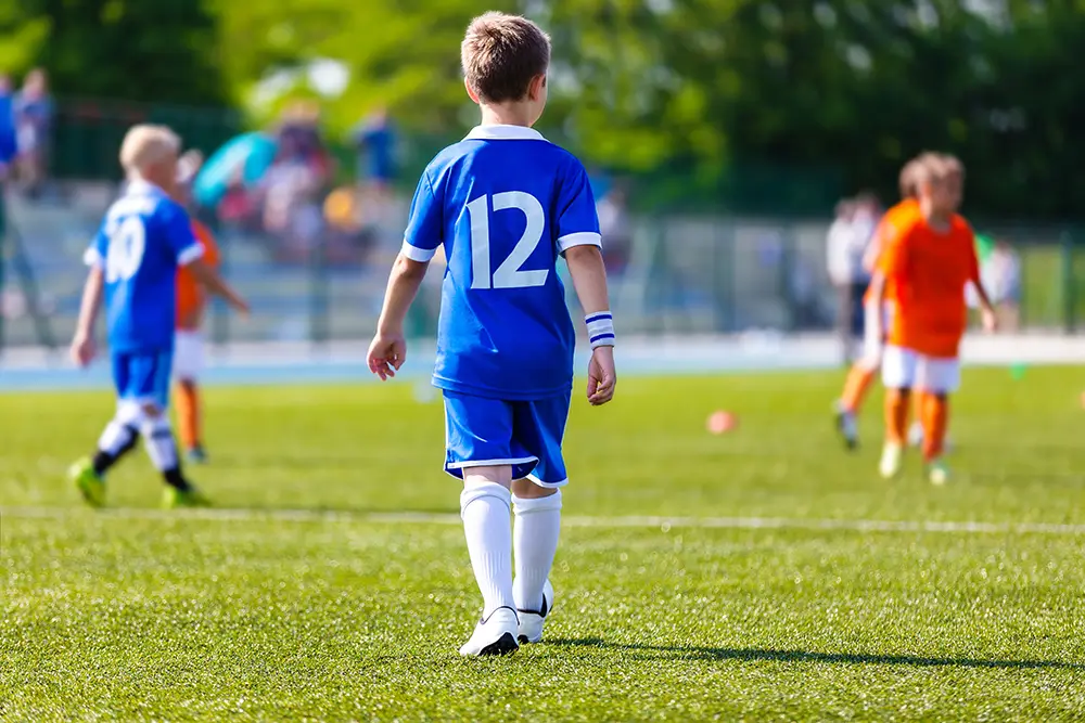 Lvi jsou stvořeni pro kolektivní sporty, které jsou spojené se soutěžením i veřejným vystupováním. - SportDeník děti hrají fotbal