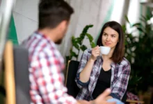 žena a muž sedí naproti sobě