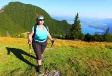 žena chodí v horách