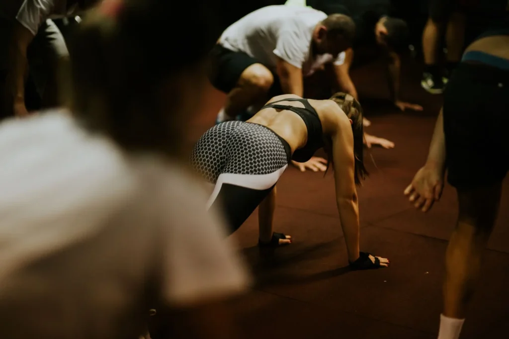 HIIT jako večerní trénink není vhodný pro váš spánek. - SportDeník skupina lidí při HIIT tréninku
